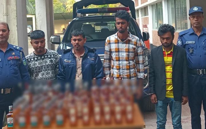 ময়মনসিংহে ৮০ বোতল ভারতীয় মদসহ আটক ৪