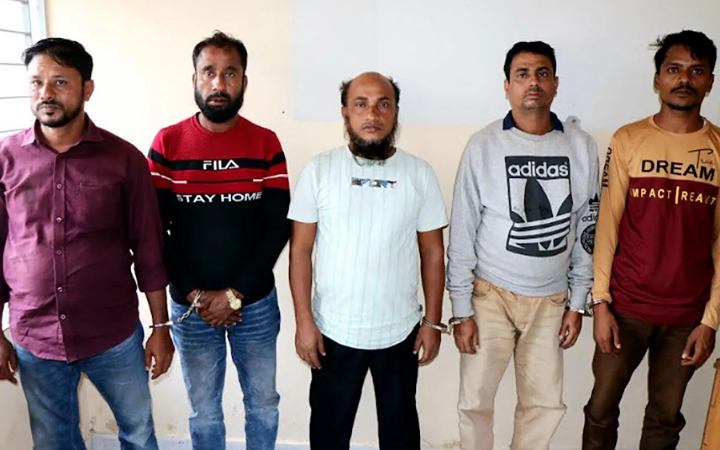 ৯ লাখ ৪৩ হাজার জাল টাকাসহ আটক ৫