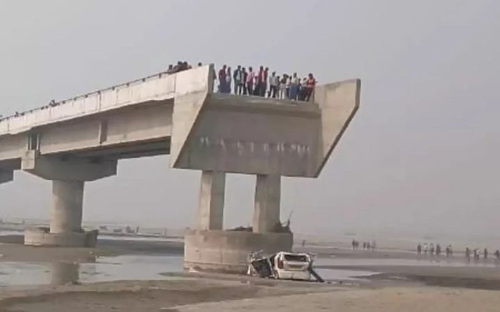 ভারতের উত্তর প্রদেশে ম্যাপের দেখানো পথে গিয়ে সেতু থেকে নদীতে পড়ল গাড়ি, নিহত ৩