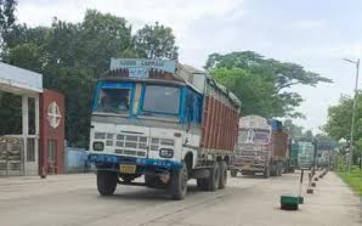 সাতক্ষীরার ভোমরা বন্দর দিয়ে এসেছে ২২ ট্রাক আলু-পেঁয়াজ