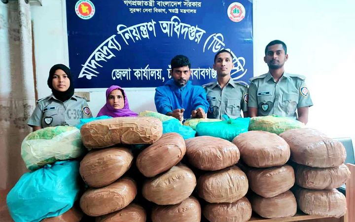 চাঁপাইনবাবগঞ্জে বিপুল পরিমাণ গাঁজাসহ আটক ২