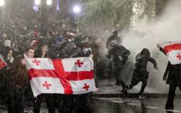 জর্জিয়ায় বিক্ষোভ টিয়ার গ্যাস ও জলকামান ব্যবহারে ছত্রভঙ্গ করলো পুলিশ