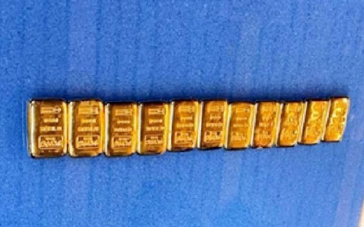 সিলেট ওসমানী বিমানবন্দর থেকে ১১ টি সোনার বার উদ্ধার