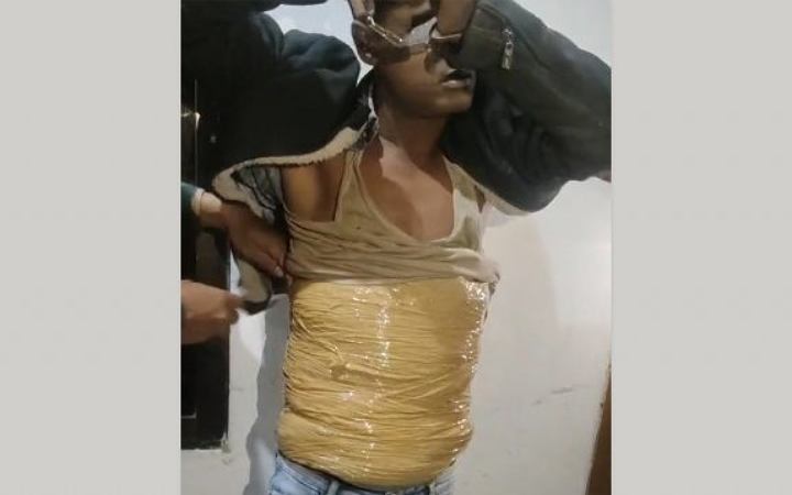 বেনাপোলে শরীরের সঙ্গে স্কচটেপে মোড়ানো গাঁজা পাচারকালে আটক ১