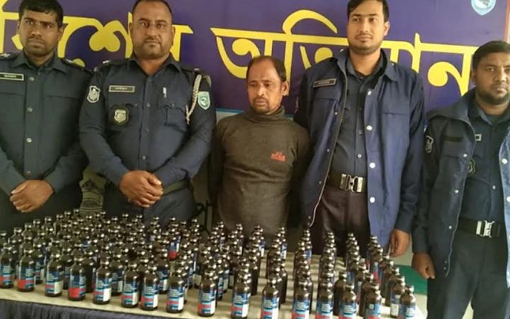 লালমনিরহাটে ৪৫০ বোতল ফেন্সিডিলসহ আটক ১