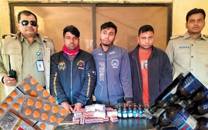 গাইবান্ধায় ৪ হাজার পিস টাপেন্টাডল ট্যাবলেট ও ১৯ বোতল ফেনসিডিলসহ আটক ৩