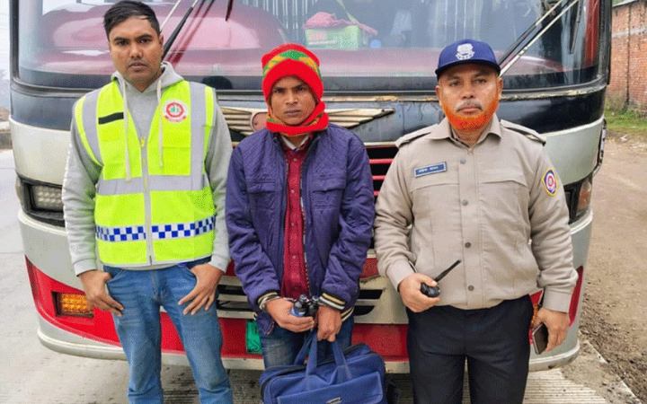 গাইবান্ধায় ২০ বোতল ফেনসিডিলসহ আটক ১