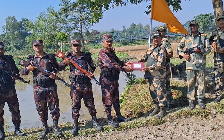বিজয় দিবস উপলক্ষে পাঁচবিবি সীমান্তে বিএসএফকে মিষ্টি উপহার বিজিবির