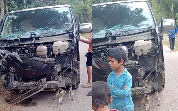 চট্টগ্রামে ট্রেনের ধাক্কায় দুমড়ে গেলো মাইক্রোবাস