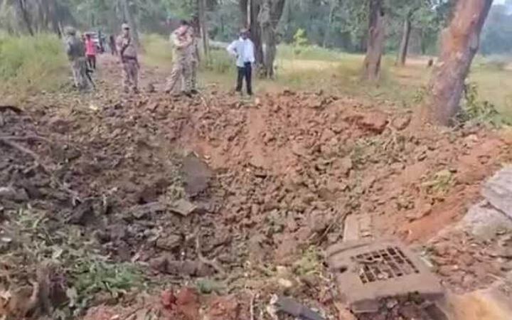 ভারতে বোমা হামলায় ৮ পুলিশ নিহত