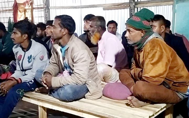 অবৈধভাবে বালু উত্তোলনের দায়ে ড্রেজার-বাল্কহেডসহ আটক ৯