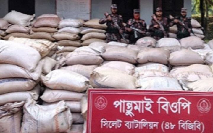 সুনামগঞ্জ সীমান্ত থেকে বিপুল পরিমাণ চোরাই পণ্য জব্দ করেছে বিজিবি