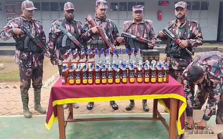 নেত্রকোনায় পৃথক অভিযানে ২১৪ বোতল ভারতীয় মদ জব্দ করেছে বিজিবি