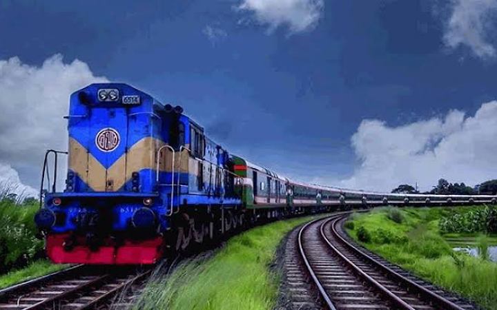 ট্রেন থেকে ছিটকে পড়ে শিশুর মৃত্যু