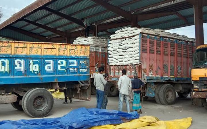 তৃতীয় দফায় ভারত থেকে এলো ১০৫ টন আতপ চাল