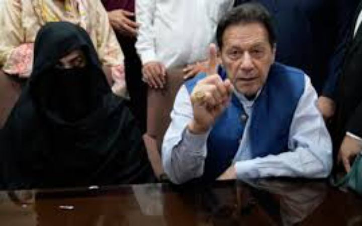 তৃতীয়বারের মতো স্থগিত হলো ইমরান-বুশরার বিরুদ্ধে ১৯০ মিলিয়নের মামলার রায়