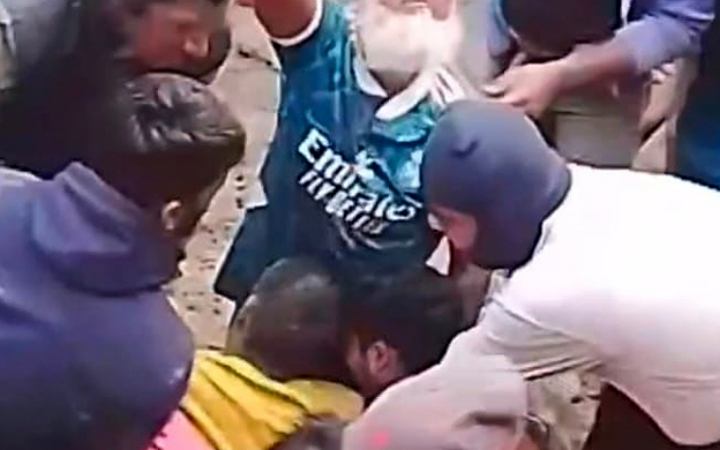 ফরিদপুরে মাটি চাপা পড়া শ্রমিককে জীবিত উদ্ধার করলো ফায়ার সার্ভিস
