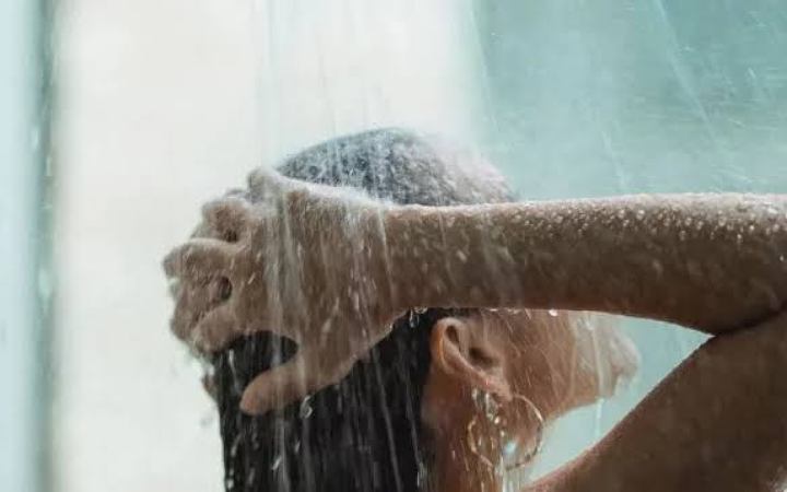 জেনে নিন শীতে কোন পানি দিয়ে চুল পরিস্কার করবেন