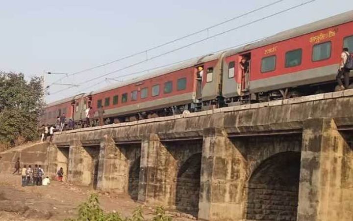 ভারতে ট্রেনে আগুন আতঙ্ক, লাফিয়ে পড়ে নিহত ১১