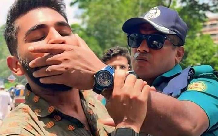 শিক্ষার্থীর মুখ চেপে ধরা সেই পুলিশ কর্মকর্তা গ্রেপ্তার