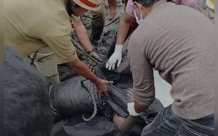 নালা পরিষ্কার করতে গিয়ে ৩ শ্রমিকের মৃত্যু