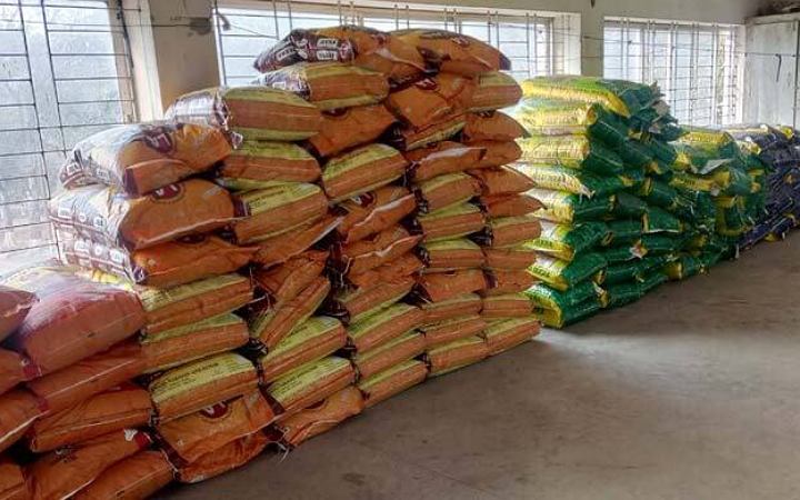 হালুয়াঘাটে বিপুল পরিমাণ ভারতীয় পণ্য জব্দ