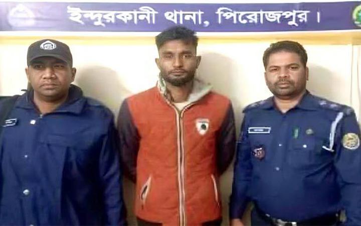 পিরোজপুরে মাকে গাছের সঙ্গে বেঁধে বসতঘরে আগুন দিলো ছেলে