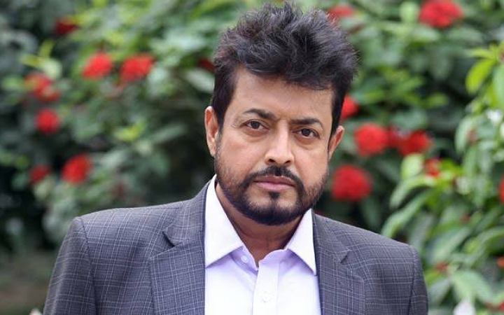 ওমরাহ হজ পালনের উদ্দেশে সৌদি যাচ্ছেন ওমর সানী