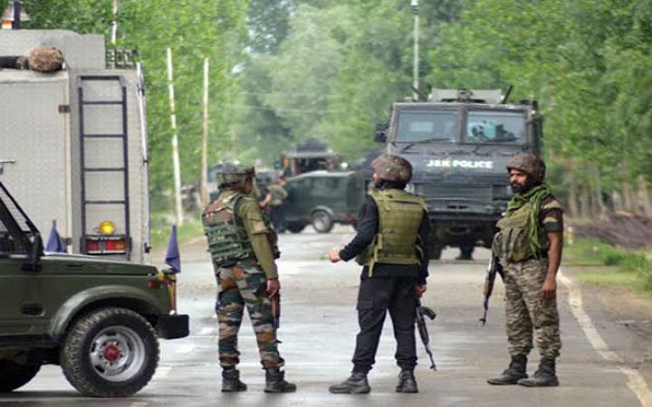 কাশ্মীরে ভারতীয় সেনাবাহিনীর গাড়ি লক্ষ্য করে মুহুর্মুহু গুলি