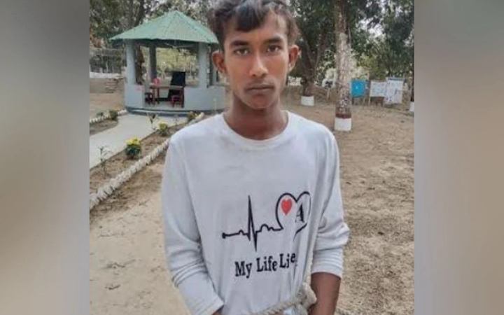 চাঁপাইনবাবগঞ্জ সীমান্তে ভারতীয় চোরাকারবারী আটক