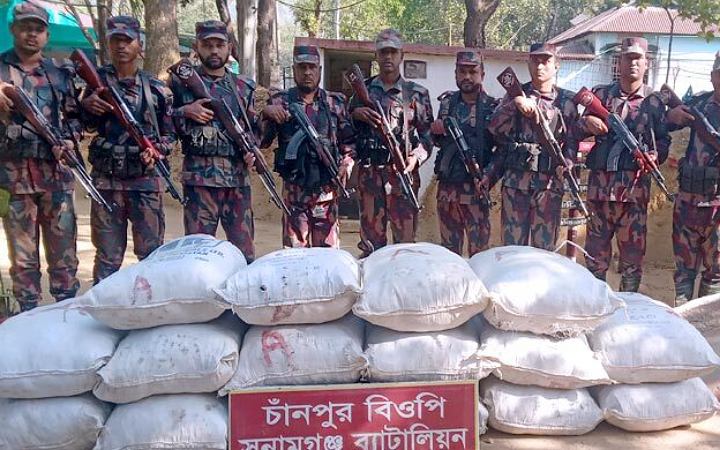 সুনামগঞ্জ সীমান্ত থেকে অবৈধ পণ্য জব্দ করেছে বিজিবি