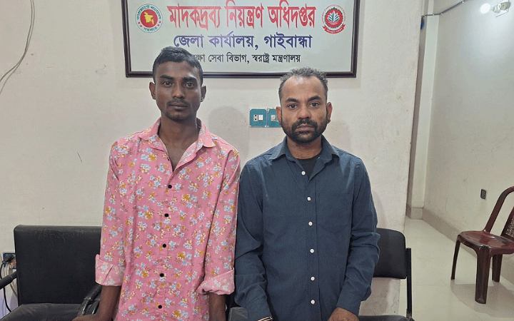 গাইবান্ধায় ৪০ বোতল ফেনসিডিলসহ আটক ২