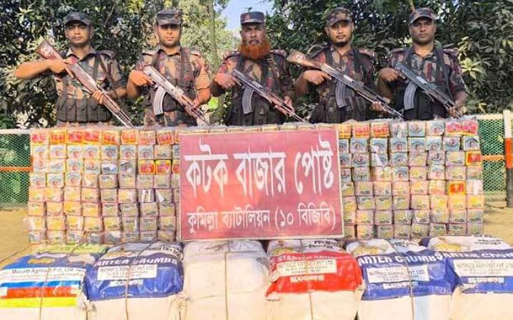 কুমিল্লা সীমান্ত থেকে বিপুল পরিমাণ ভারতীয় বাজি জব্দ