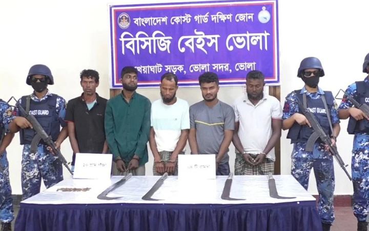 ভোলায় অস্ত্র ও মাদকসহ ৫ জলদস্যু আটক