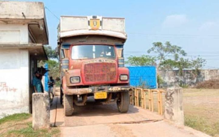 ঈদকে সামনে রেখে ব্রাহ্মণবাড়িয়ার স্থলবন্দর দিয়ে এলো ১০ টন জিরা-কাজু বাদাম