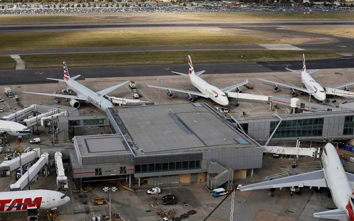 যুক্তরাজ্যের হিথ্রোতে আগুন, বাতিল হওয়ার পথে ১৩৫১ ফ্লাইট