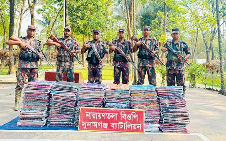 সুনামগঞ্জ সীমান্ত থেকে ভারতীয় শাড়ী জব্দ