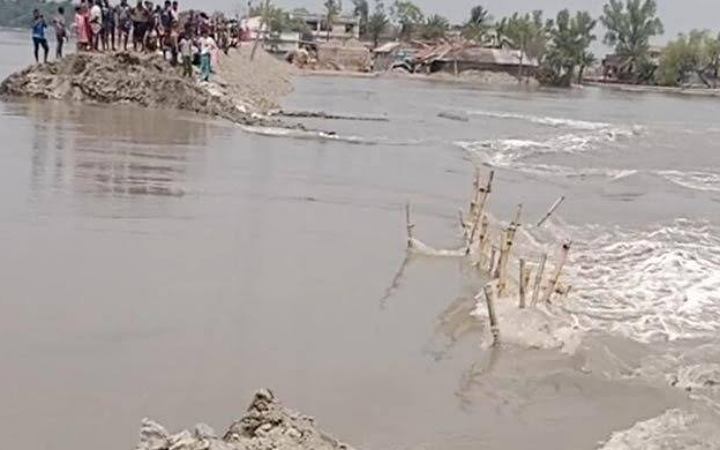 আশাশুনিতে খোলপেটুয়া নদীর বেড়িবাঁধ ভেঙে ৬ গ্রাম প্লাবিত