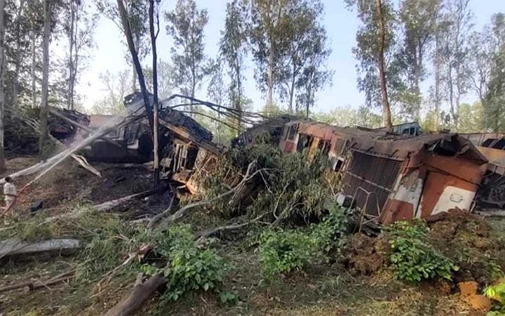 ভারতের দুই ট্রেনের সংঘর্ষ, ইঞ্জিনে আগুন
