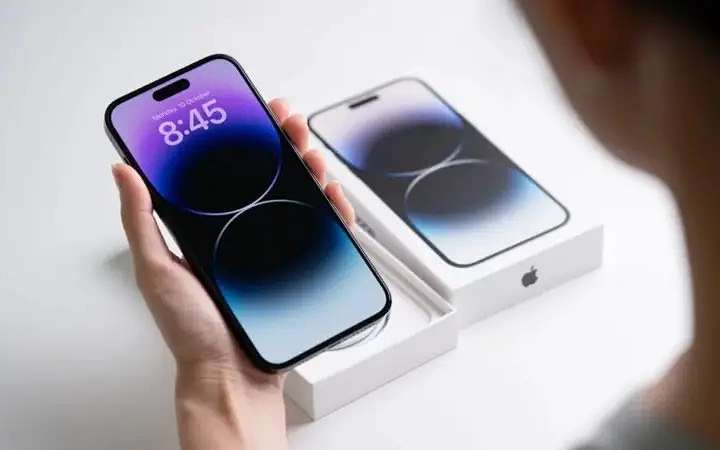 বেড়ে যেতে পারে আইফোনের দাম!