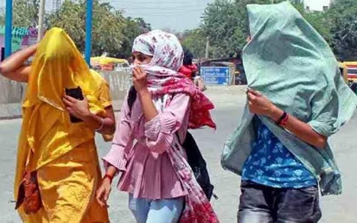 তীব্র তাপদহে পুড়ছে গুজরাট