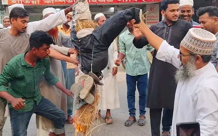 হাতিয়ায় নেতানিয়াহুর কুশপুত্তলিকা দাহ করল বিক্ষোভকারীরা