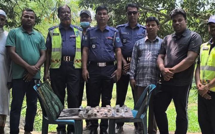 সরস্বতী নদী থেকে থানা থেকে লুট হওয়া গ্যাস শেল উদ্ধার