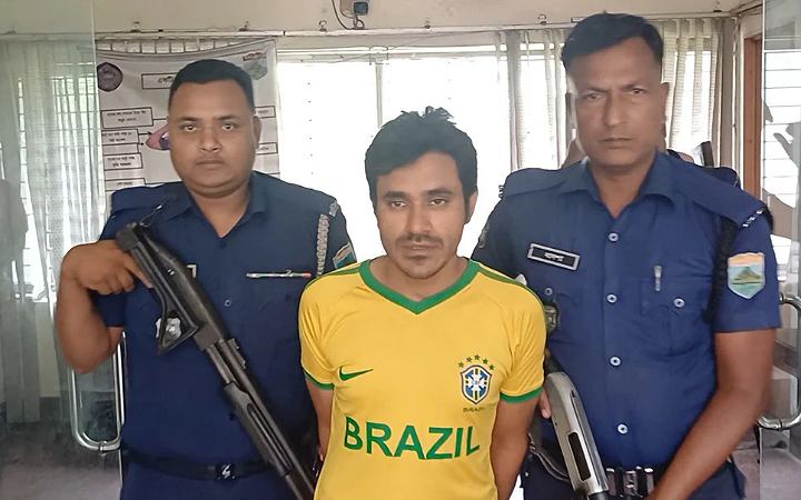 নাটোরে জাল পাসপোর্টসহ মাদক ব্যবসায়ী আটক