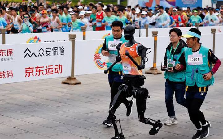চীনে ম্যারাথনে মানুষের সঙ্গে অংশ নিয়েছিল রোবট