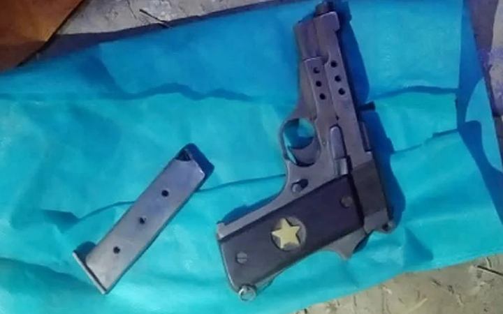 ঝোপঝাড় থেকে বিদেশি পিস্তল উদ্ধার