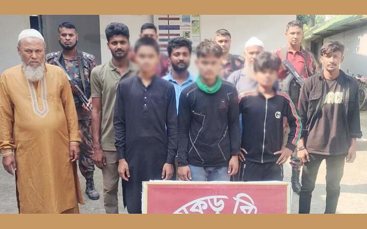 মহেশপুর সীমান্ত থেকে অবৈধভাবে ভারতে যাওয়ার পথে আটক ৪৭