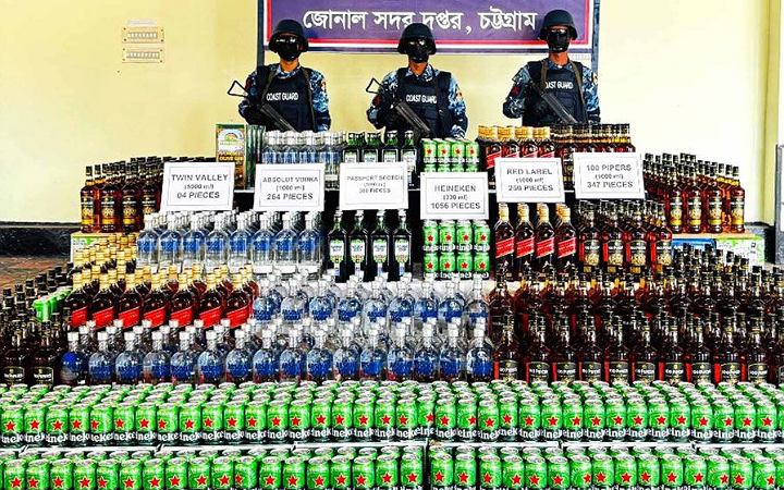 চট্টগ্রামে বিপুল পরিমাণ অবৈধ ভারতীয় মদ জব্দ করেছে কোস্ট গার্ড