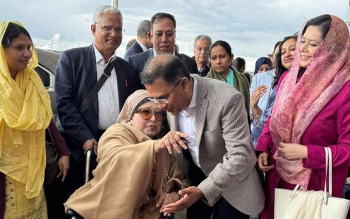 দেশে ফেরার উদ্দেশে লন্ডন ছে‌ড়ে‌ছে খা‌লেদা জিয়ার এয়ার অ্যাম্বু‌লেন্স