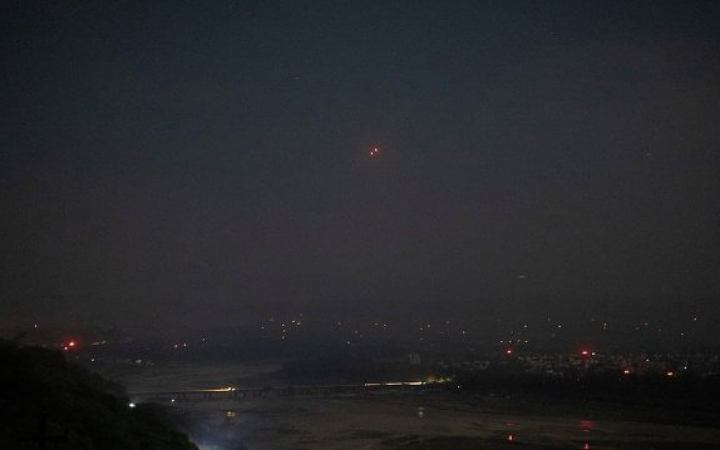 ভারত - পাকিস্তান যুদ্ধবিরতি কার্যকরের রাতেই বিস্ফোরণে কেঁপে উঠলো কাশ্মীর